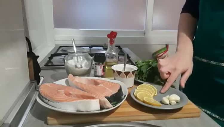 Per preparare il salmone al forno in un foglio, preparare gli ingredienti
