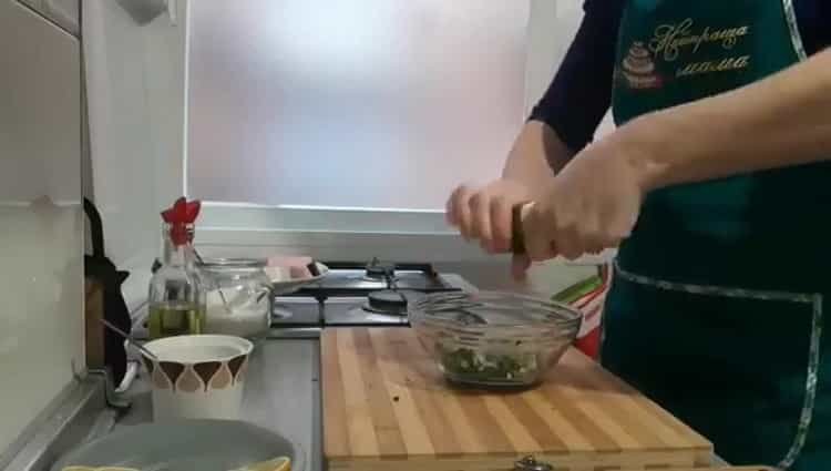 Per cuocere il salmone al forno in un foglio, grattugiare l'aglio