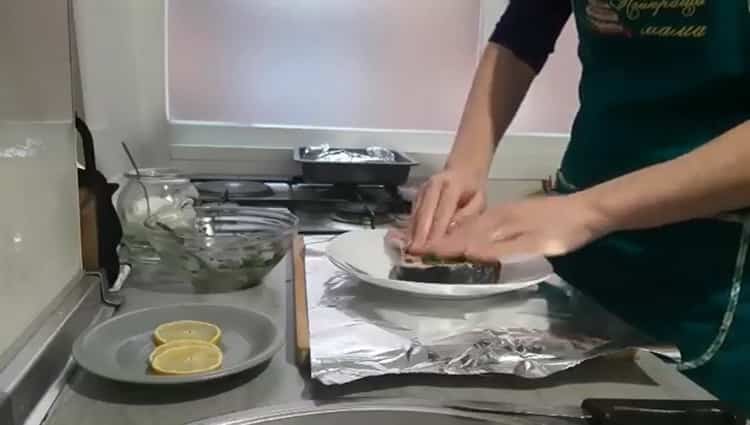 Um Lachs in Folie im Ofen zuzubereiten, geben Sie die Gewürze auf den Fisch
