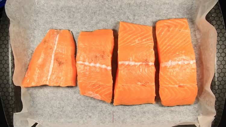 Upang maghanda ng salmon sa isang creamy sauce, ihanda ang mga sangkap