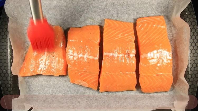Per preparare il salmone in salsa cremosa, oliare il pesce