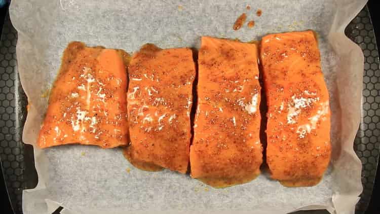 Upang magluto ng salmon sa isang creamy sauce, pasanin ang oven
