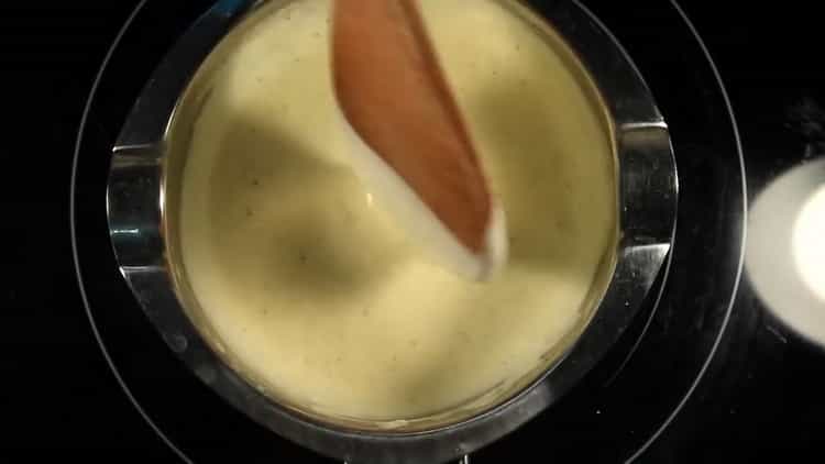 Um Lachs in einer cremigen Sauce zuzubereiten, bereiten Sie die Sauce zu