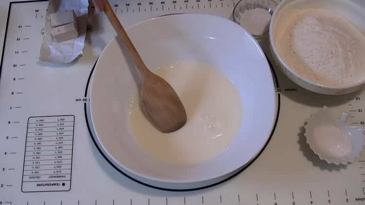 Per preparare le torte di cipolla, prepara gli ingredienti