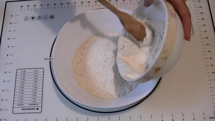 Setacciare la farina per le torte di cipolla