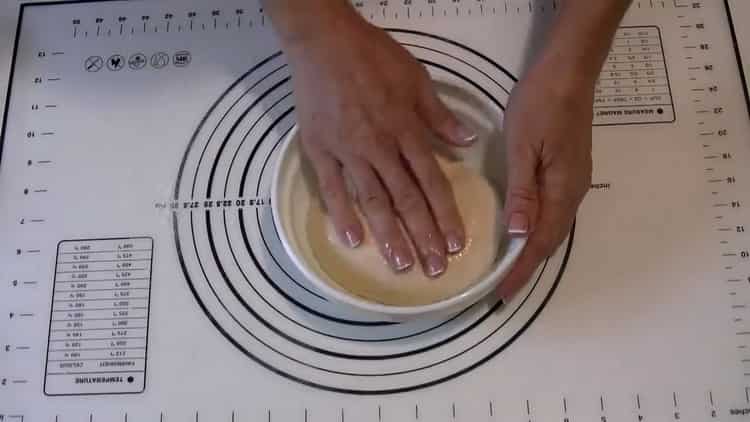 Machen Sie einen Teig, um Zwiebelkuchen zu machen