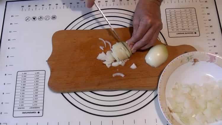 Norėdami paruošti svogūnų pyragaičius, supjaustykite svogūnus