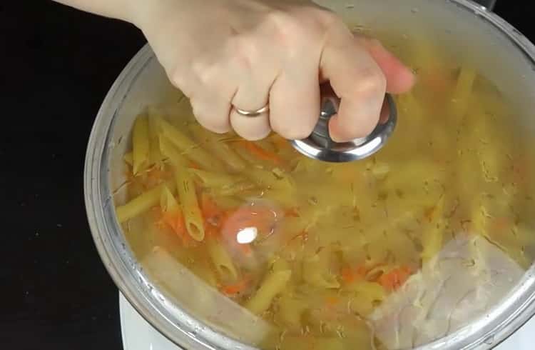 Για να μαγειρέψετε ζυμαρικά σε μια κατσαρόλα, καλύψτε
