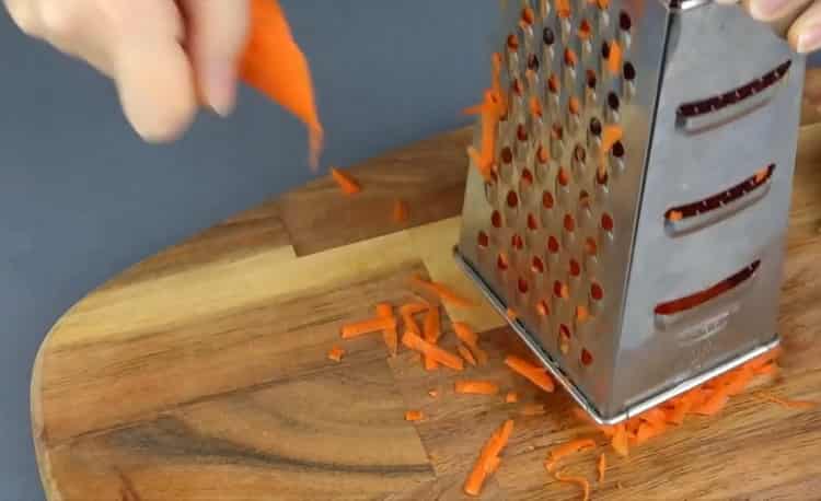 За да готвите паста в тиган, настържете морковите