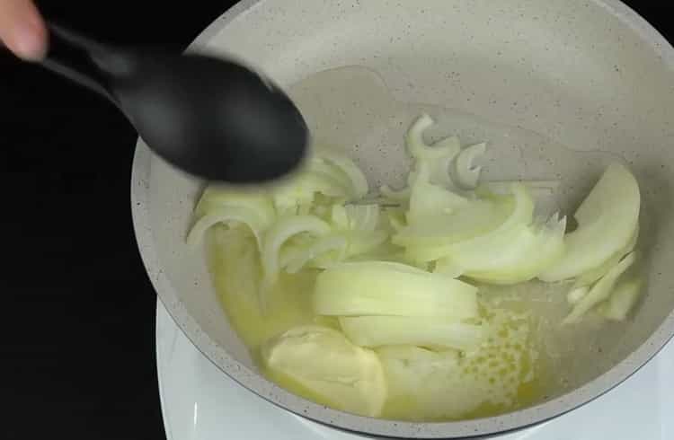 لطهي المعكرونة في مقلاة ، تقلى البصل