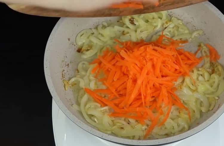 Vařit těstoviny, smažit zeleninu na pánvi