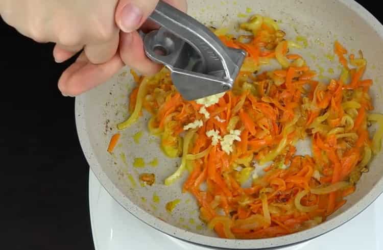 Aggiungi l'aglio per cuocere la pasta in padella