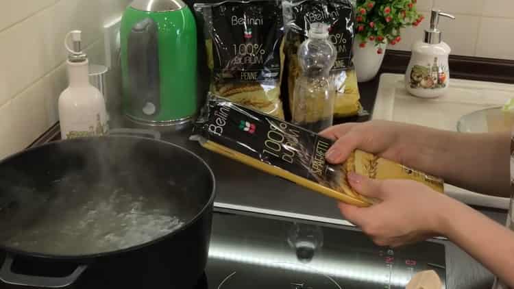 Per cucinare la pasta, far bollire la pasta