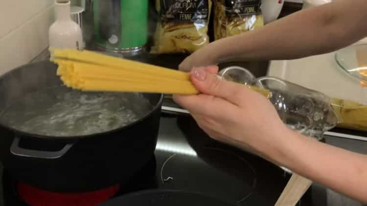 Per preparare la pasta, prepara tutti gli ingredienti