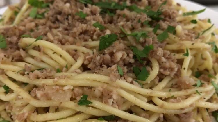 Klassinen pasta klassisen reseptin mukaan valokuvalla