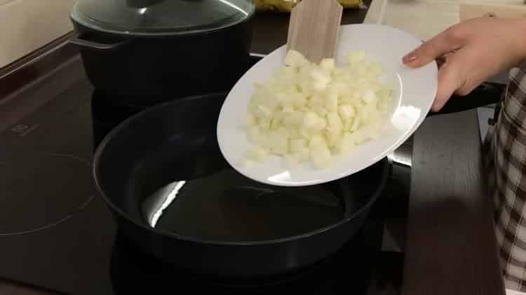 Για να μαγειρεύετε ζυμαρικά, τηγανίζετε τα κρεμμύδια