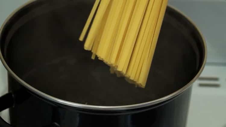 A spagetti főzéséhez főzzen tésztát