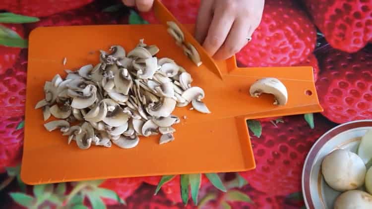 Na vaření nakrájejte houby