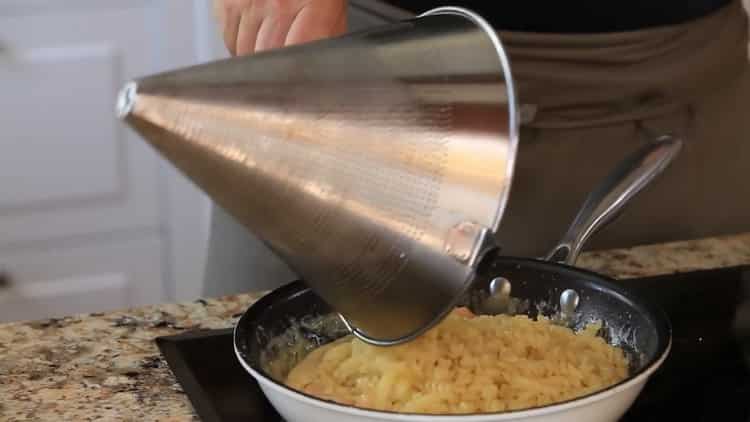 Um Spaghetti zuzubereiten, legen Sie die Spaghetti in eine Pfanne