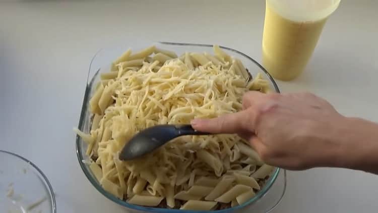 Metti il ​​formaggio per la pasta