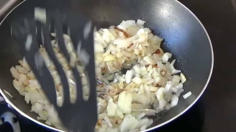 لطهي المعكرونة ، تقلى البصل