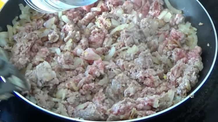Tészta főzéséhez pirítson darált húst