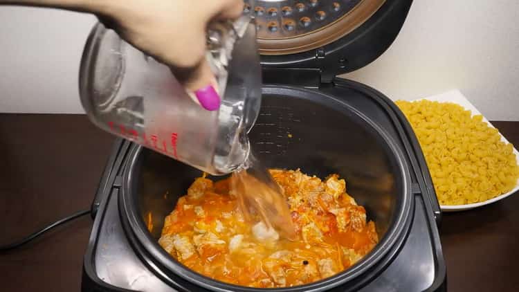 τα ζυμαρικά με κρέας σε μια βραδεία κουζίνα προσθέτουν νερό