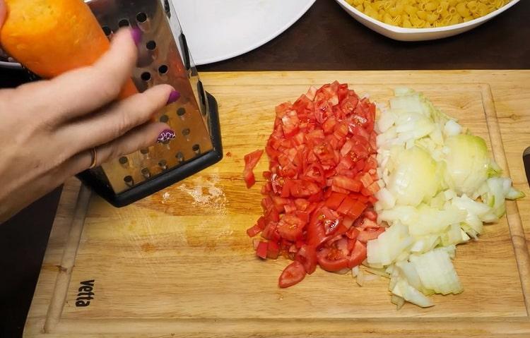 Vaření těstovin s masem v pomalém sporáku