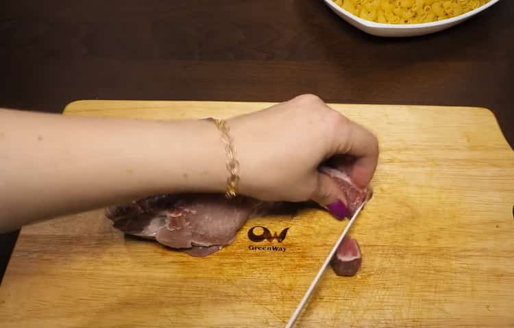 Per preparare la pasta con la carne, prepara gli ingredienti