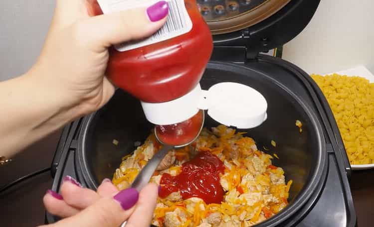 Tészta hússal egy lassú tűzhelyben adjunk hozzá ketchupot