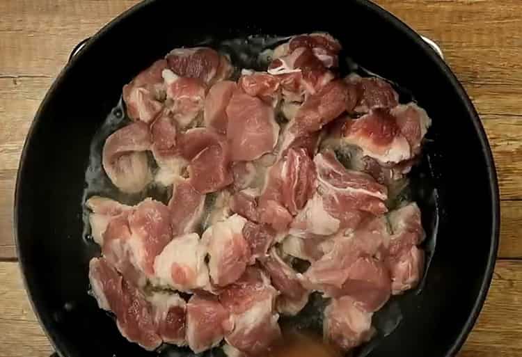 Főzés tészta hússal egy serpenyőben