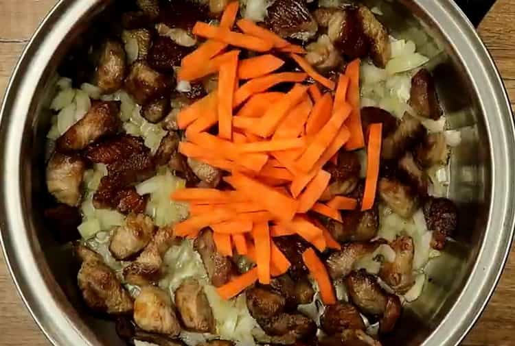 Per cucinare la pasta, tritare le carote