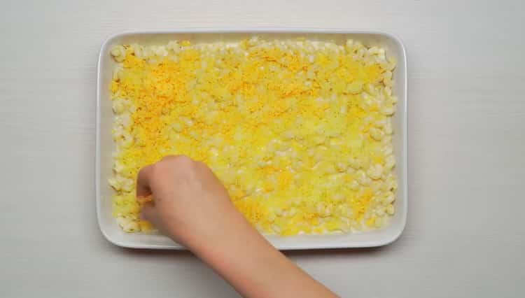 Για να κάνετε ζυμαρικά, πασπαλίζετε με τυρί