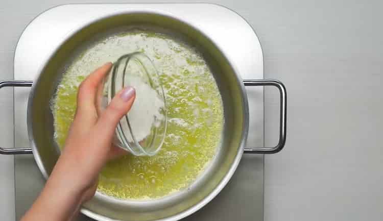 Um Nudeln zu machen, schmelzen Sie die Butter