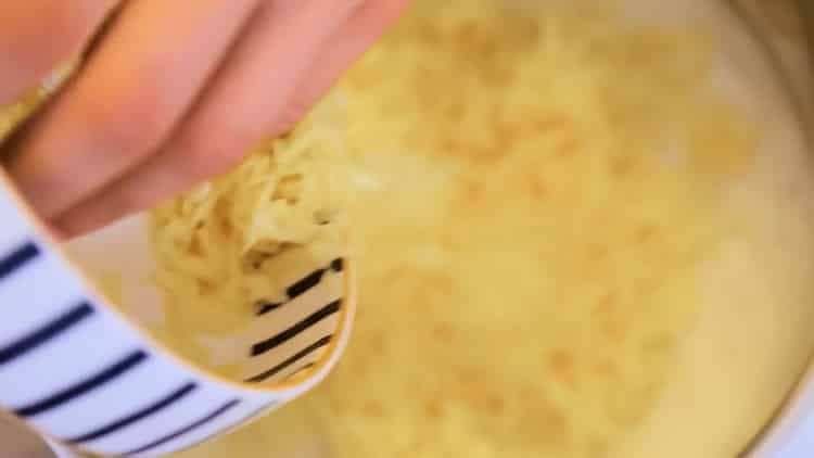Aggiungi il formaggio per fare la pasta