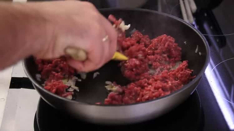 Per cucinare la pasta, soffriggere la carne macinata