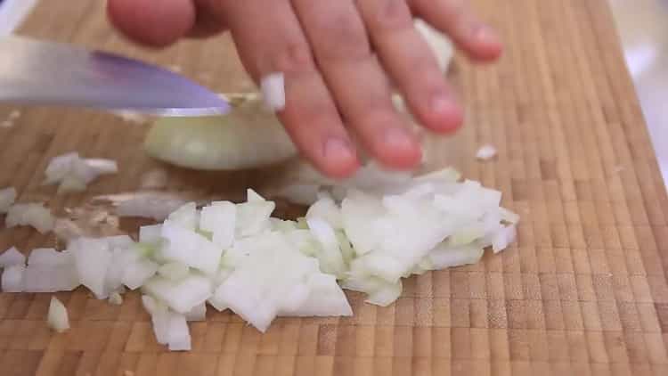 لطهي المعكرونة ، يقطع البصل