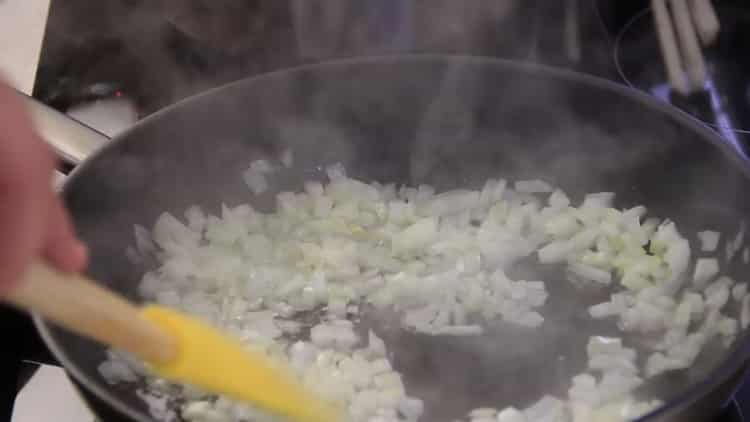 Pro vaření těstovin smažte cibuli