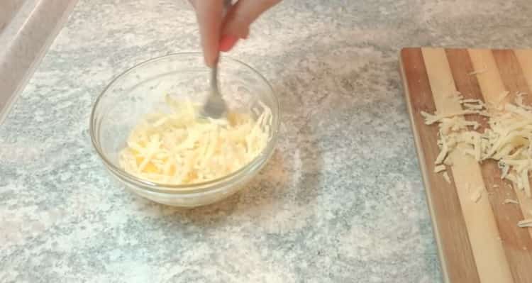 Norėdami paruošti makaronus su kiaušiniu, paruoškite ingredientus