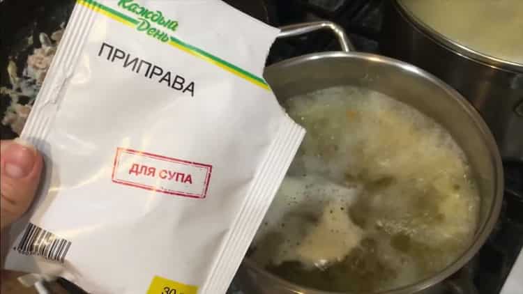 Chcete-li připravit těstoviny se zakysanou smetanou, přidejte koření