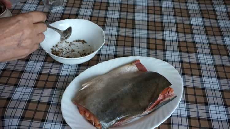 لجعل سمك السلمون الوردي المملح ، وطهي التوابل