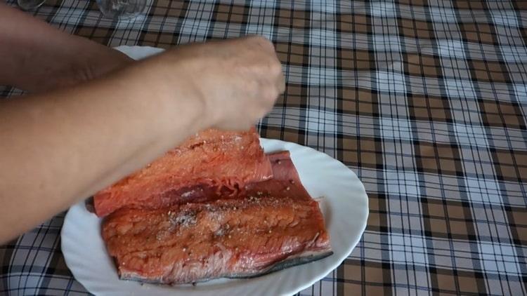 Upang ihanda ang inaswang kulay rosas na salmon, asin ang isda