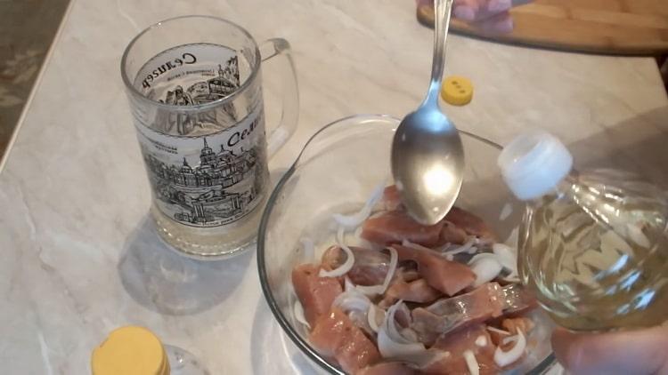 Per preparare il salmone rosa in salamoia, tagliare la cipolla