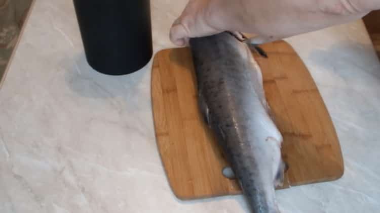 Upang maghanda ng adobo na pink salmon, ihanda ang mga sangkap