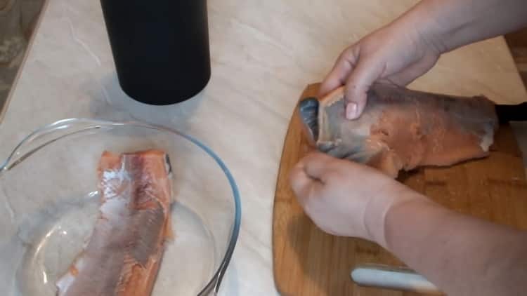 Chcete-li vařit nakládaný růžový losos, nakrájejte ryby