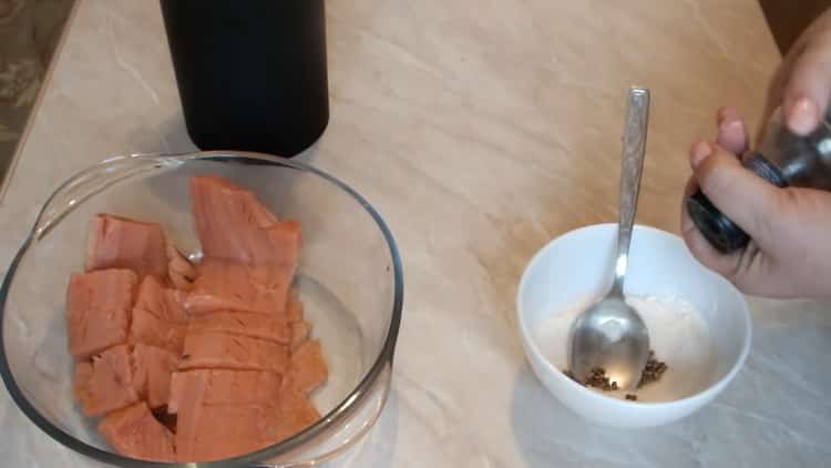 K vaření nakládaného růžového lososa vařte koření