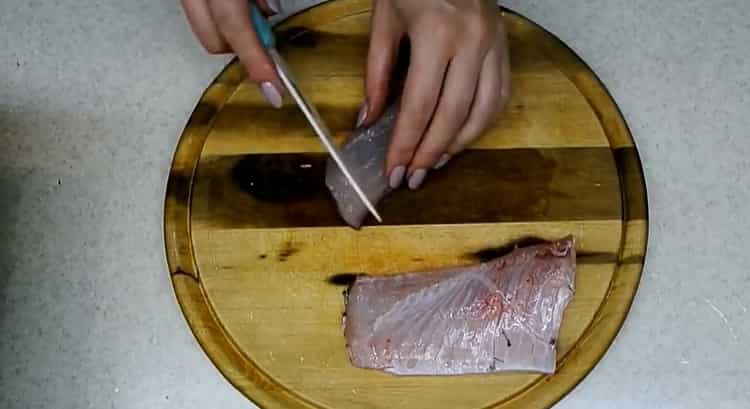 Per la preparazione della carpa d'argento in salamoia preparare gli ingredienti