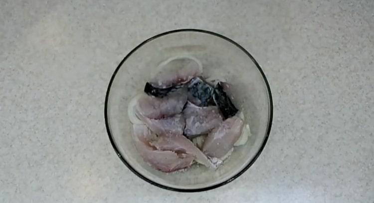 Zum Kochen von eingelegtem Silberkarpfen den Fisch schneiden