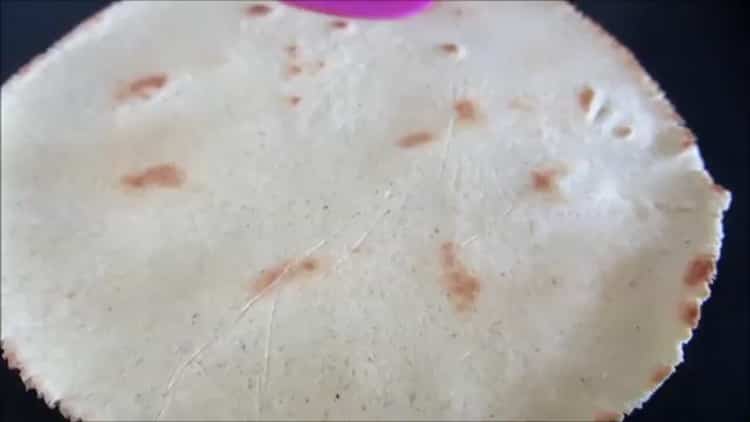 Norėdami virti meksikietiškas tortilijas, įkaitinkite keptuvę