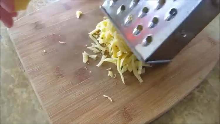 Για να κάνετε μεξικάνικες τορτίγες, τρίψτε το τυρί